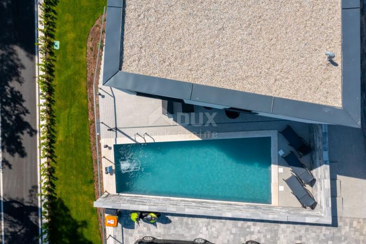 OPATIJA, MOŠĆENIČKA DRAGA - moderna dvojna vila s bazenom 500m od plaže, savršena investicija
