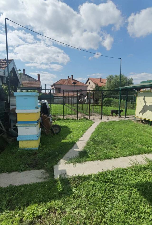 Dve kuće na prodaju na prometnoj lokaciji u Ilićevu