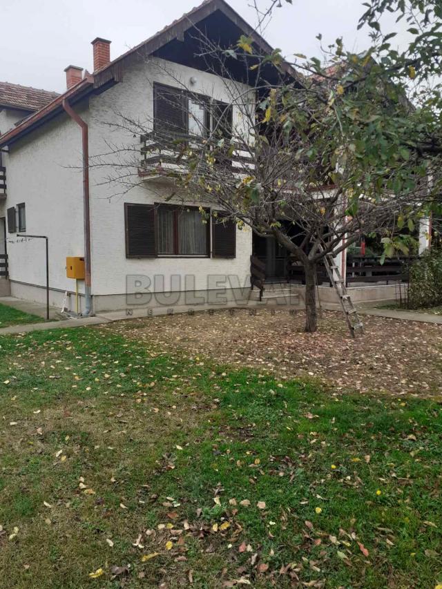 Dve kuće na prodaju na prometnoj lokaciji u Ilićevu