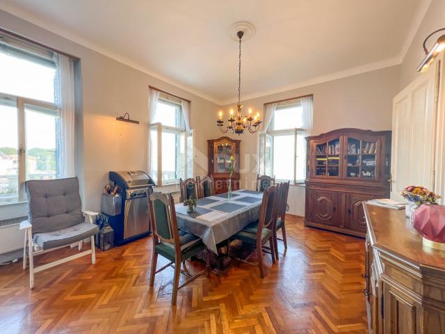 OPATIJA, LOVRAN - first row to the sea, floor in a well-maintained historical villa with an entrance