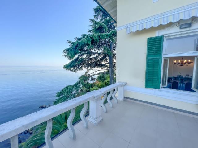 OPATIJA, LOVRAN - first row to the sea, floor in a well-maintained historical villa with an entrance