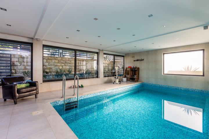 GRIŽANE – Luksuzna kuća s unutarnjim i vanjskim bazenom