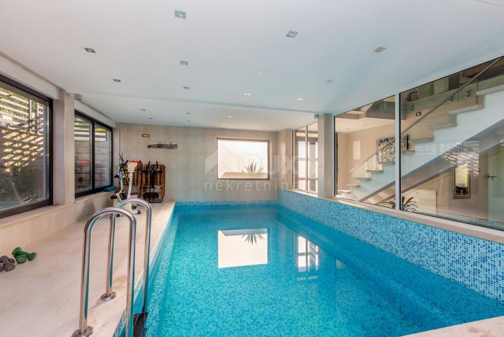 GRIŽANE – Luksuzna kuća s unutarnjim i vanjskim bazenom