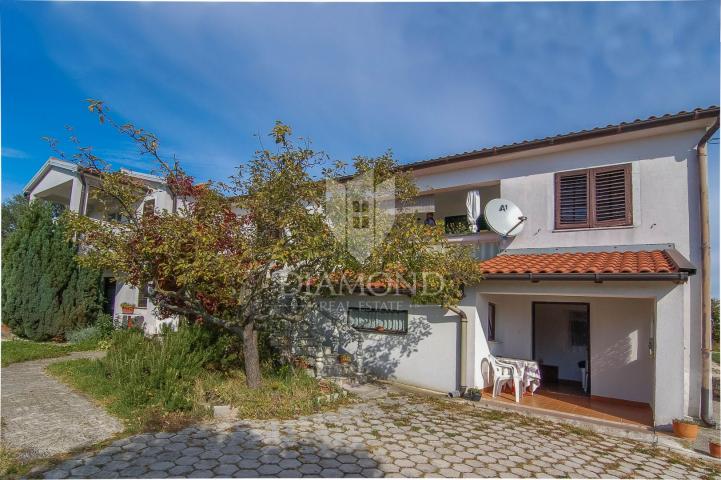Vižinada, house with 5 apartments and open views