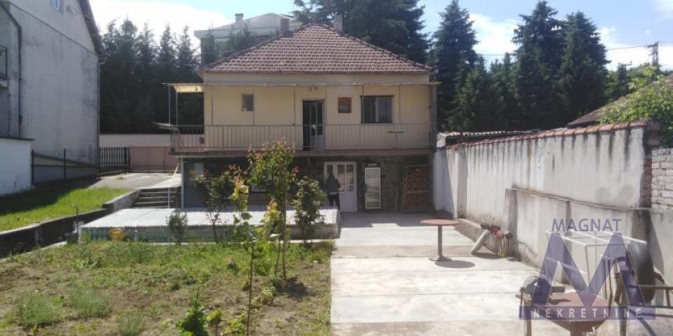 Sremska Kamenica, Donja Kamenica: Prizemna kuća građena pre 50 godina, trosobna, sa dobrim temeljima