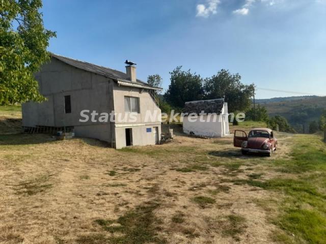 Beočin-Dve kuće na Fruškoj Gori na Placu od 5758 m2 u zelenom visinskom kraju-065/385 8880