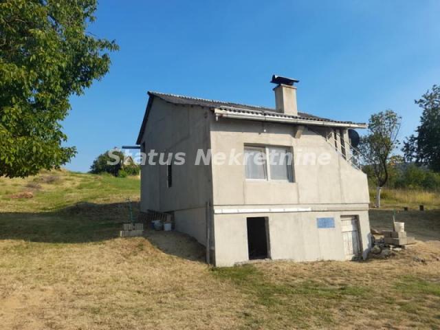 Beočin-Dve kuće na Fruškoj Gori na Placu od 5758 m2 u zelenom visinskom kraju-065/385 8880