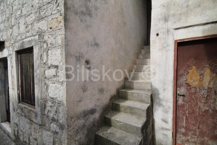 Kaštela, Kaštel Lukšić, kamena kuća za renoviranje 150 m2, prodaja
