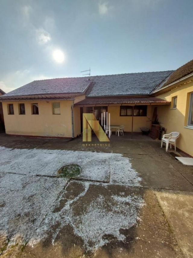 Na prodaju kuća sa lokalom na placu od 949m2 u Futogu