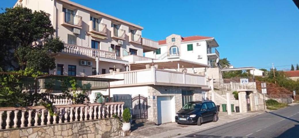 A villa on the coast with a sea view in Djurasevici is for sale