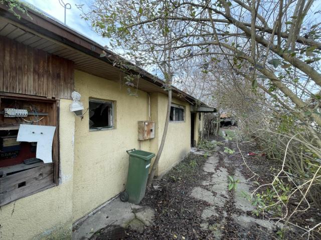 Stara kuća za rušenje 165m Futog Zdravka Čelara plac 436m
