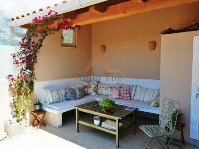 Makarska - prostran dvosobni stan sa vrtom u kući