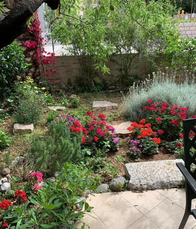 Makarska - prostran dvosobni stan sa vrtom u kući