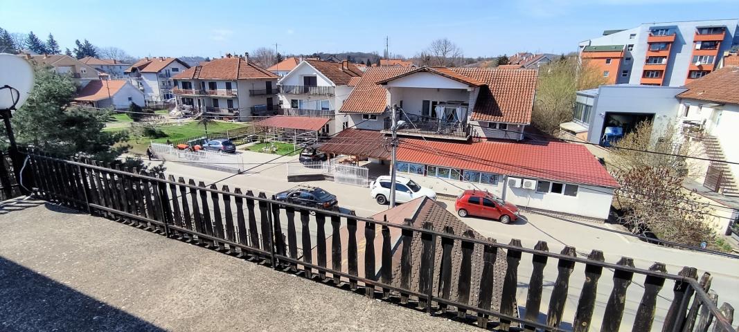 Vinča, Centar, kuća sa lokalom, 2 garaže i baštom, na 7 ari .. 