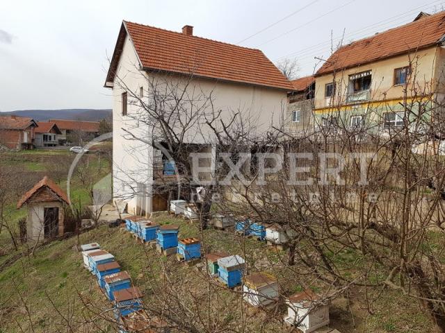 Porodična kuća sa okućnicom, selo Krajkovac kod Merošine