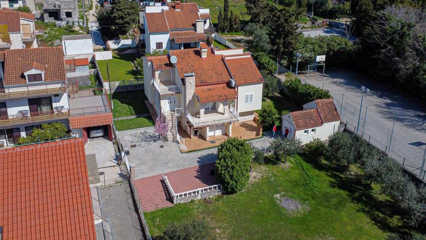 Prodaja, Kaštel Lukšić, kuća u blizini mora sa zemljištem