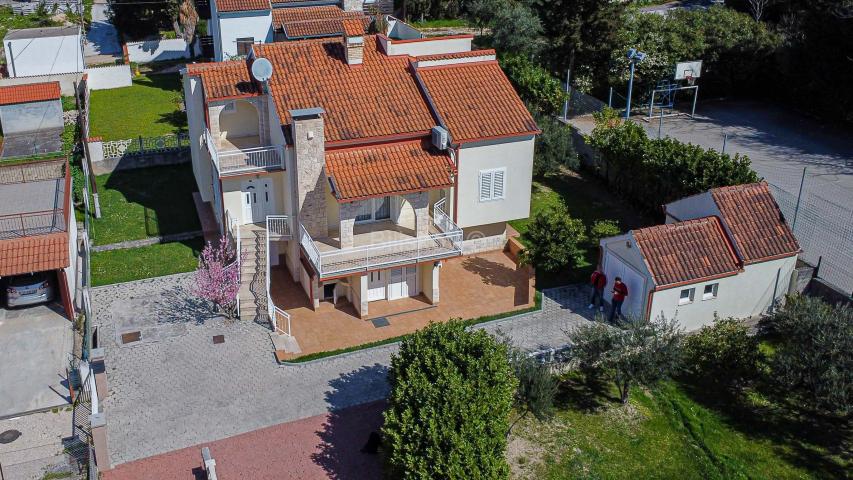 Prodaja, Kaštel Lukšić, kuća u blizini mora sa zemljištem