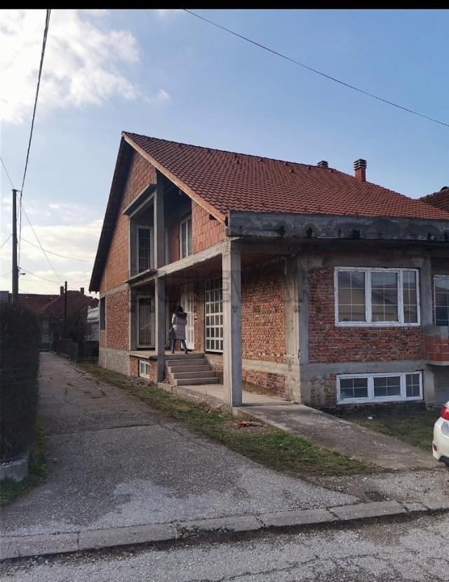 Kuća u Kragujevcu, naselje Pivara, 298 m2, plac 221 m2