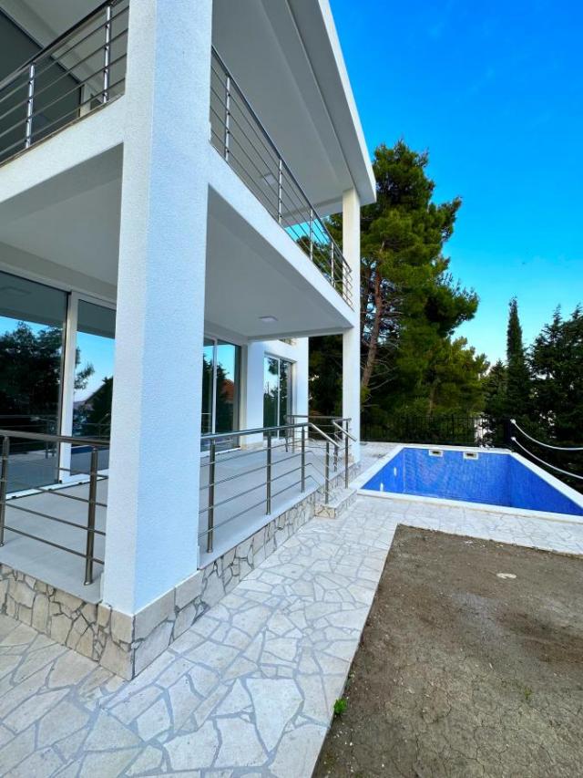 Luxury 3-bedroom villa with a sea view in Bar is for sale