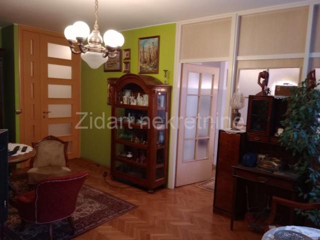 Trosoban stan u ulici Mladena Mitrića, Čukarička padina