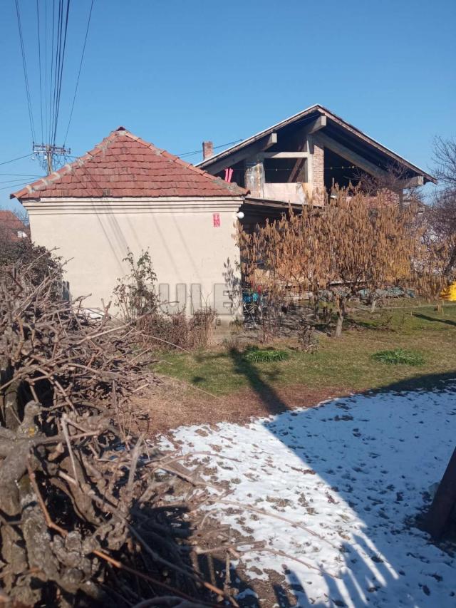 Dve kuće u Kragujevcu,  pomoćni objekat, naselje Aerodrom  plac 1054 m2