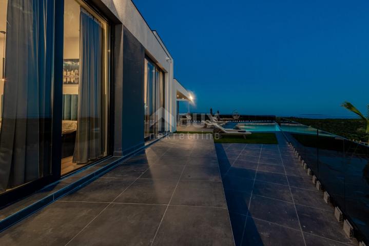 OTOK PAG, NOVALJA - luksuzna duplex vila na prostranoj okućnici s pogledom na more