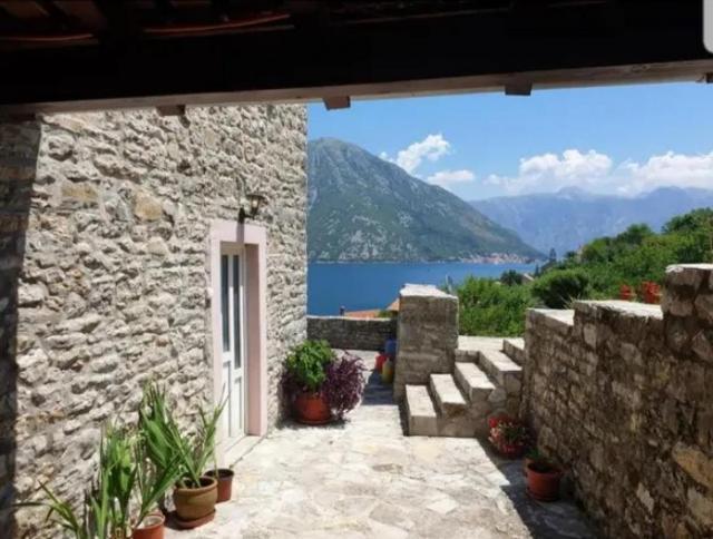 Beautiful house with a view of the sea in Kotor for rent