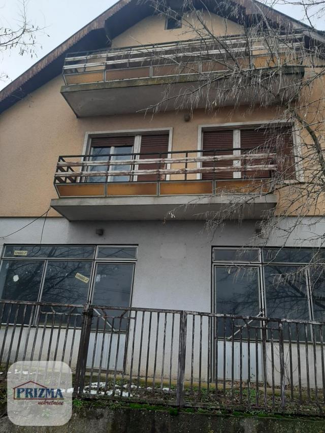 Kuća sa lokalom u Obrežu kod Varvarina. 