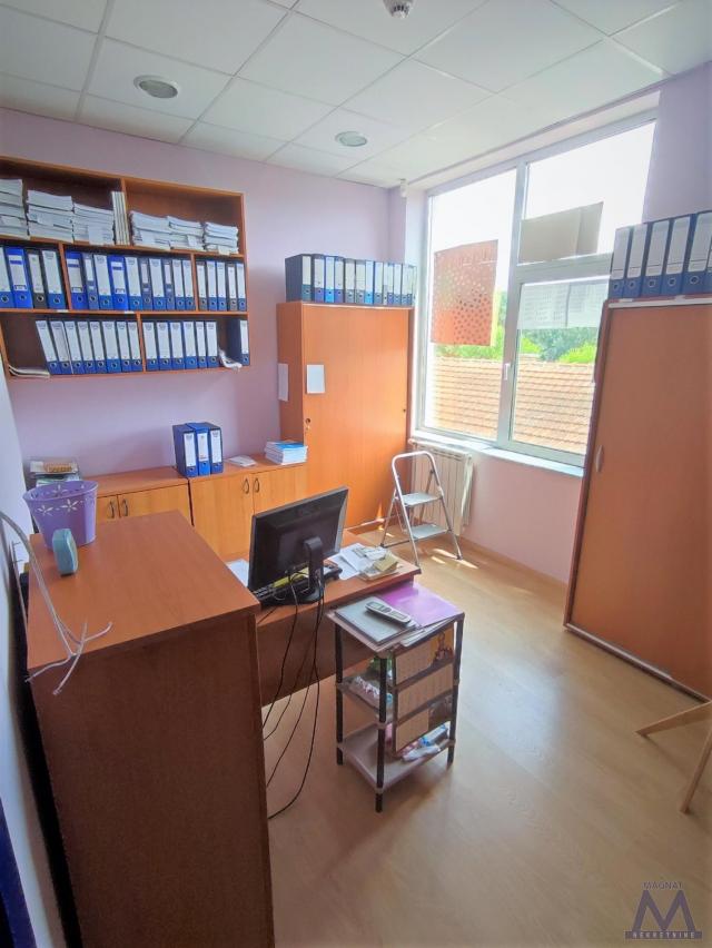 Novi Sad, Telep , Izdaje se delimično opremljen kancelarijski   prostor od 272m2 na I-spratu u NOVOJ