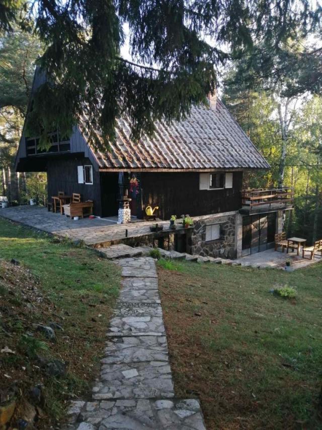 Kuća Divčibare od 85m2, na 13 ari placa, vikend naselje Stevana Filipovića
