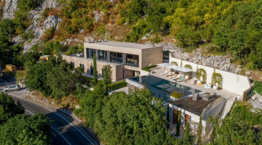 Newly built contemporary villa on the first line to the sea with outdoor pool 
