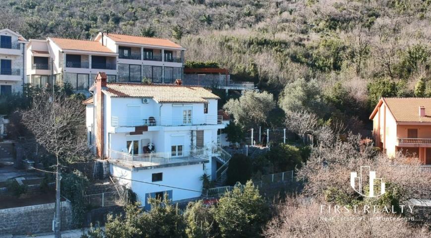 Porodična kuća sa panoramskim pogledom na samo 20 metara od mora
