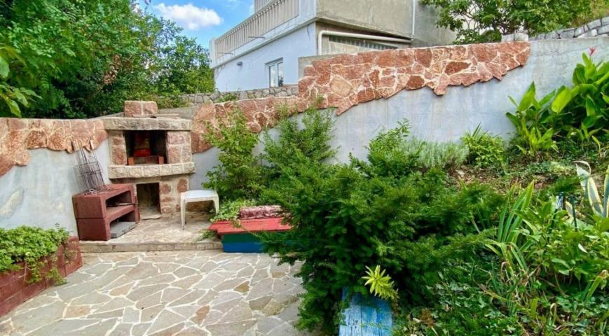 Geräumiges Haus mit Garten und Blick auf die Bucht von Tivat
