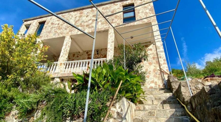 Geräumiges Haus mit Garten und Blick auf die Bucht von Tivat