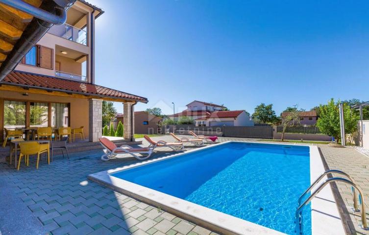 ISTRA, VOLME - Luksuzan stan 200m od mora s vlastitim bazenom