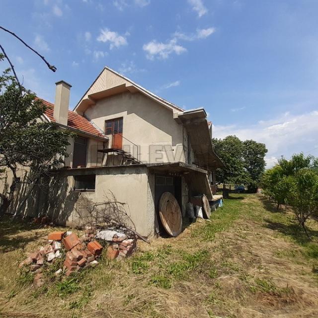 Na prodaju porodična kuća, 258, pr+pk, plac  896 m2, Gornji Komren