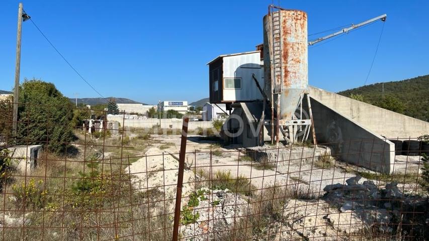 Prodaja, Gornji Muć, poslovni objekt - betonara na 6. 079 m2