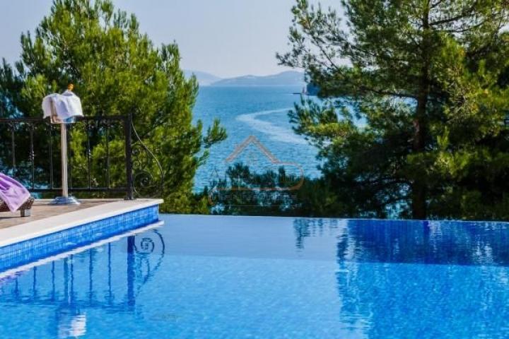 Marina - luksuzna kuća sa bazenom i pogledom na more