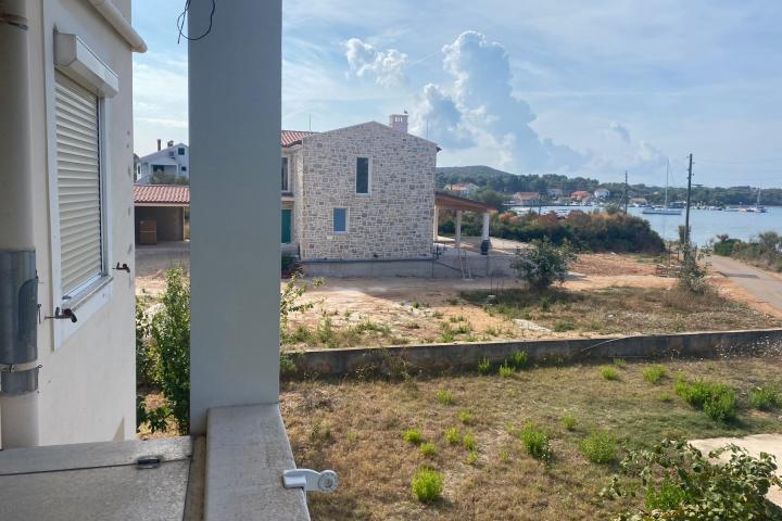 Zadar, Ugljan/Muline, obiteljska kuća NKP 256 m2 uz more na parceli od 1. 600 m2     