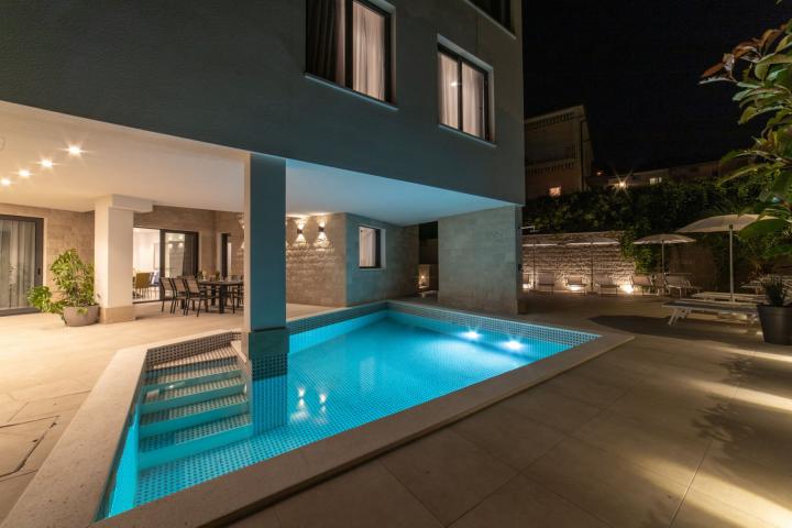 Trogir, luksuzna vila s bazenom, NKP 368 m2