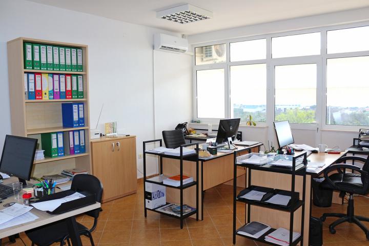 Trogir, poslovna zgrada s uredima i skladišnom halom (692 m2)