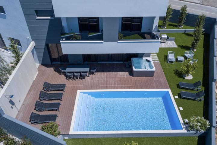 Pag, Novalja, resort s dvije luksuzne ville s bazenima + dva građevinska zemljište