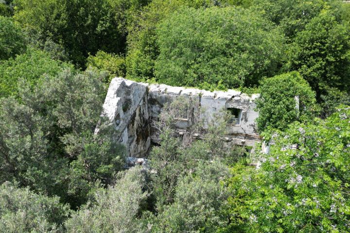 Slano, kamena ruševina za obnovu na zemljištu 100 m od mora
