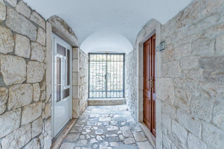 Trogir,  autohtona kamena kuća s pogledom na more