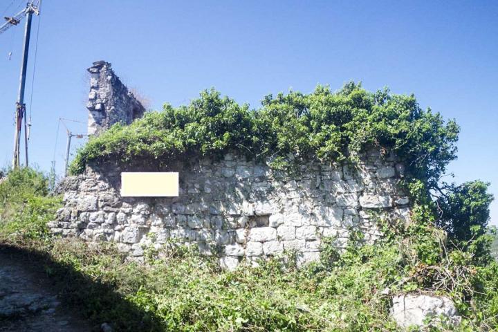 Istra, Kaštel - Buje, stara kamena kuća, pogled na tri države 