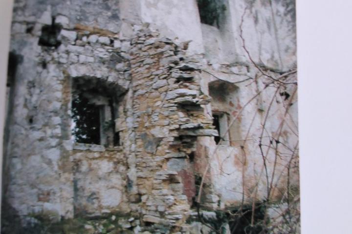 Istra, Kaštel - Buje, stara kamena kuća, pogled na tri države 