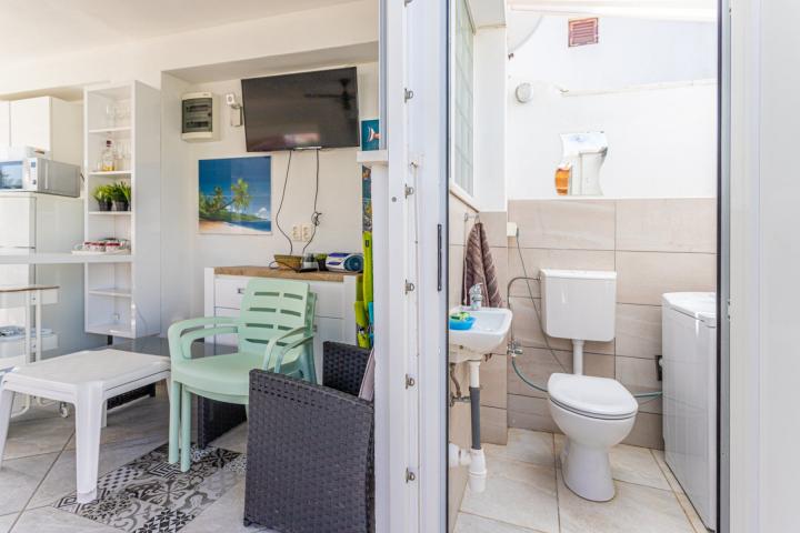 Ražanj, mediteranska kuća s uređenom okućnicom, 150m od mora