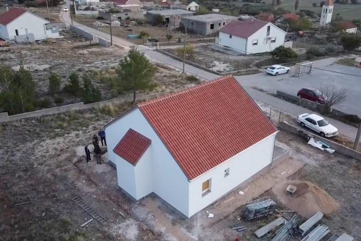 Zadarska županija, Benkovac, dvoetažna kuća 150 m2, parcela 1261 m2