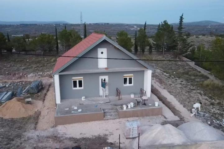 Zadarska županija, Benkovac, dvoetažna kuća 150 m2, parcela 1261 m2