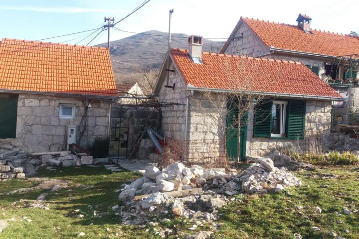 Ruda, Sinj, renovirane kamene kuće s vrtom